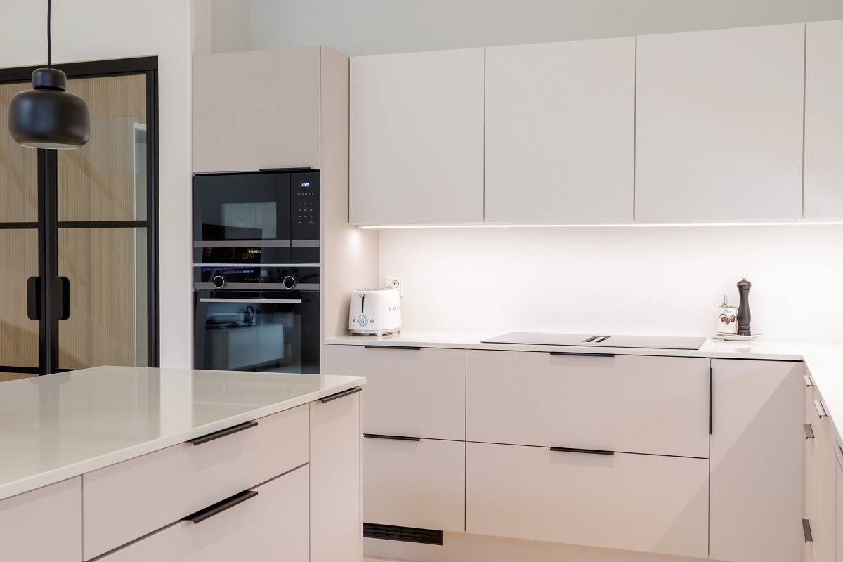 Kuchyňská deska s výkonným LED páskem s nastavitelnou teplotou barev. Pásek má neutrální tón © LedStore.fi